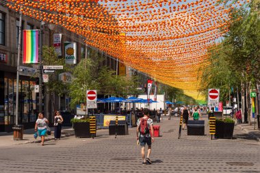 Montreal, CA - 27 Temmuz 2019: İnsanlar Gay Köyü 'ndeki Saint-Catherine Caddesi' nde Gökkuşağı Topları Sanat Kurulumunun altında Yürüyorlar