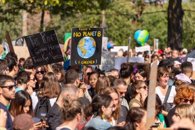 Montreal, CA - 27 Eylül 2019: 500 binden fazla insan Montreal İklim Yürüyüşüne katıldı.