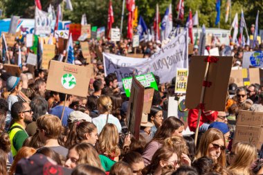 Montreal, CA - 27 Eylül 2019: 500 binden fazla insan Montreal İklim Yürüyüşüne katıldı.