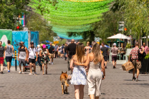 Montreal Julho 2019 Pessoas Andando Abaixo Das Bolas Arco Íris — Fotografia de Stock