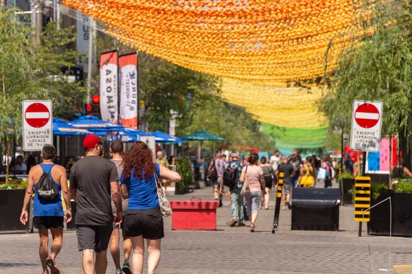 Монреаль Калифорния Июля 2019 Года Люди Гуляющие Арт Инсталляцией Rainbow — стоковое фото