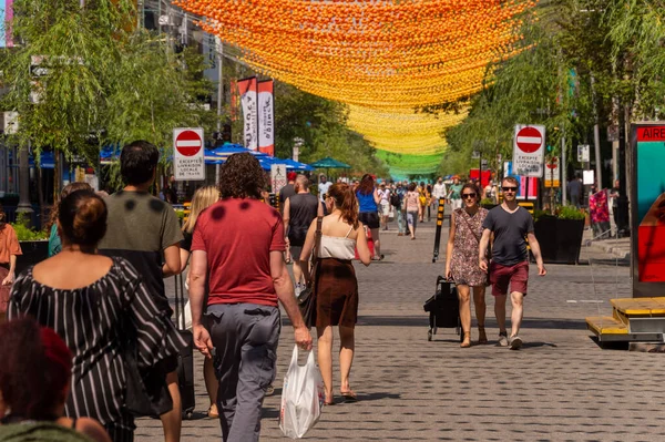 Монреаль Калифорния Июля 2019 Года Люди Гуляющие Арт Инсталляцией Rainbow — стоковое фото