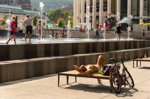 Монреаль Калифорния Июля 2019 Года Люди Охлаждаются Водоемах Площади Искусств — стоковое фото