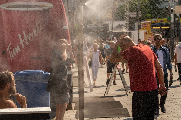 Монреаль Калифорния Июля 2019 Года Люди Идущие Системой Тумана Охладиться — стоковое фото