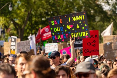 Montreal, CA - 27 Eylül 2019: 500 binden fazla insan Montreal İklim Yürüyüşüne katıldı.