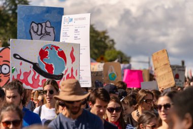 Montreal, CA - 27 Eylül 2019: 500 binden fazla insan Montreal İklim Yürüyüşü 'ne katıldı. Yeryüzünün bir tavada yandığını gösteren işaret..
