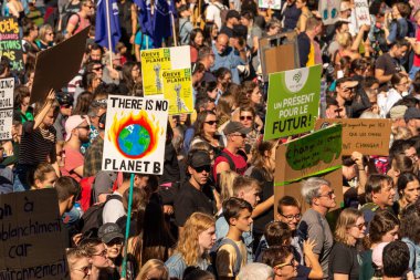 Montreal, CA - 27 Eylül 2019: 500 binden fazla insan Montreal İklim Yürüyüşüne katıldı.