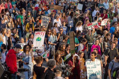 Montreal, CA - 27 Eylül 2019: 500 binden fazla insan Montreal İklim Yürüyüşüne katıldı.