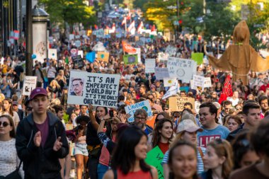 Montreal, CA - 27 Eylül 2019: 500 binden fazla insan Montreal İklim Yürüyüşüne katıldı.