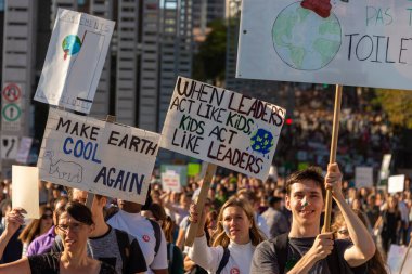 Montreal, CA - 27 Eylül 2019: 500 binden fazla insan Montreal İklim Yürüyüşüne katıldı.