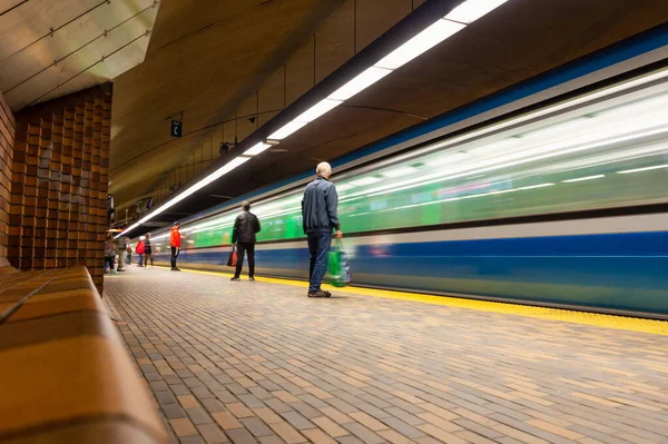 Montreal Septiembre 2019 Tren Subterráneo Que Llega Mont Royal Station — Foto de Stock