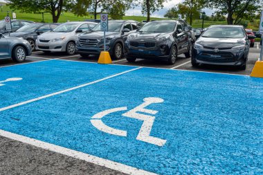 Quebec City, Kanada - 4 Ekim 2019: engelli park yeri ve arka planda arabalar.