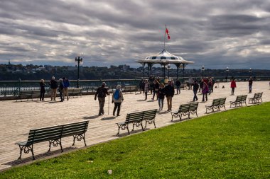 Quebec Şehri, Kanada - 4 Ekim 2019: Chateau Frontenac yakınlarındaki yaya geçidinde yürüyen turistler
