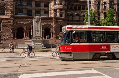 Toronto, Kanada - 22 Haziran 2019: Toronto 'da sokak arabası College Caddesi' ne gidiyor