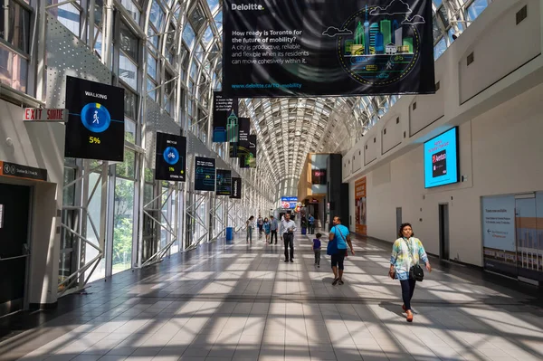 Toronto Canadá Junio 2019 Gente Caminando Por Skywalk Union Station — Foto de Stock