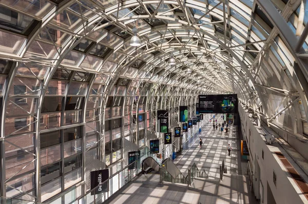 Toronto Canadá Junho 2019 Pessoas Caminhando Pelo Skywalk Union Station — Fotografia de Stock