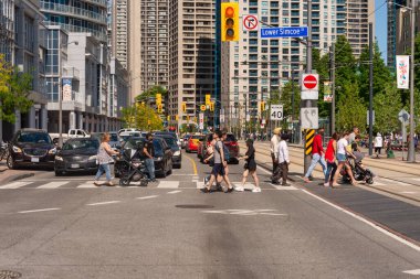 Toronto, Kanada - 22 Haziran 2019: Toronto 'da Queens Quay W caddesini geçen bir kalabalık