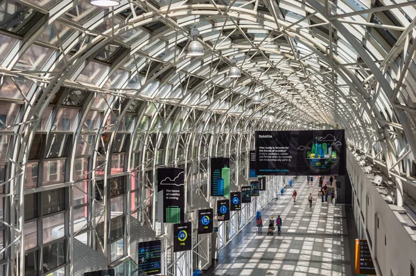 Toronto Canada Juin 2019 Des Gens Traversent Skywalk Gare Union — Photo