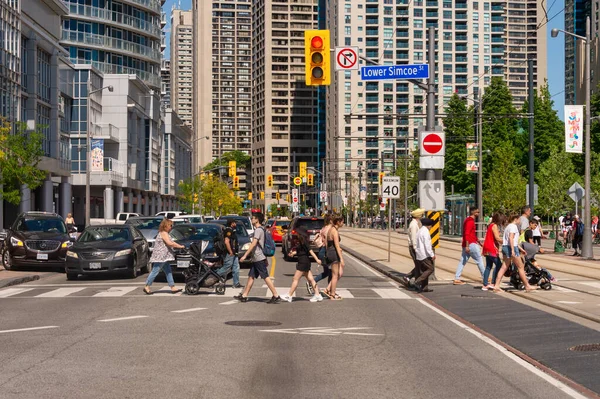 Toronto Canadá Junio 2019 Una Multitud Personas Cruzando Calle Queens —  Fotos de Stock