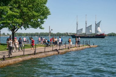 Toronto, Kanada - 22 Haziran 2019: İnsanlar limanda sıcak bir yaz gününün tadını çıkarıyor