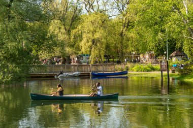 Toronto, CA - 22 Haziran 2019: Toronto Centre Island 'da Ontario Gölü' nde iki kişi kürek çekiyor.