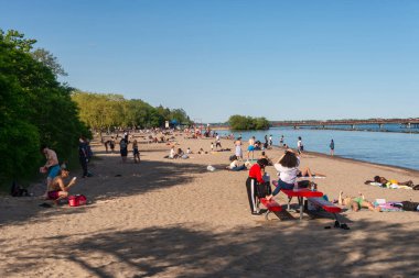 Toronto, CA - 23 Haziran 2019: İnsanlar Merkez Adasındaki plajda sıcak bir yaz gününün tadını çıkarıyor.