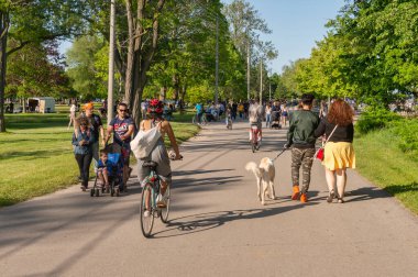 Toronto, CA - 22 Haziran 2019: İnsanlar yazın Toronto Centre Island 'da bisiklet sürüyor.