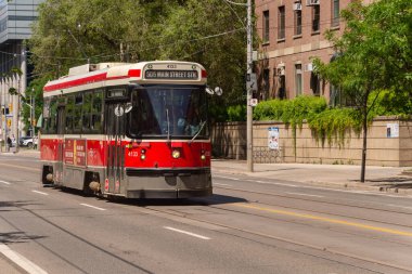 Toronto, Kanada - 22 Haziran 2019: Toronto 'da sokak arabası College Caddesi' ne gidiyor