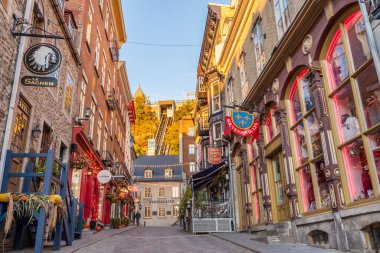 Quebec City, Kanada - 5 Ekim 2019: Rue Sous le Fort ve Quebec funicular arka planda.