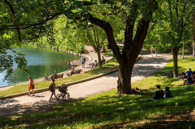 Montreal, CA - 1 Temmuz 2019: İnsanlar La Fontaine Park 'ta sıcak bir yaz gününün tadını çıkarıyor.