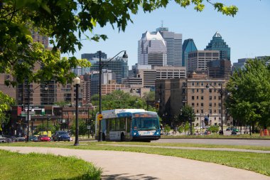Montreal, Kanada - 7 Temmuz 2019: Park Avenue 'da STM toplu taşıma otobüsü.