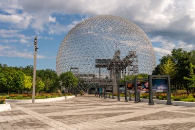 Montreal, Kanada - 21 Temmuz 2019: Biyosfer ve Parc Jean Drapeau 'da yeni yenilenmiş yürüyüş yolu