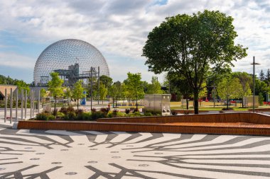 Montreal, Kanada - 21 Temmuz 2019: Biyosfer ve Parc Jean Drapeau 'da yeni yenilenmiş yürüyüş yolu