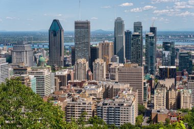 Montreal, 1 Ağustos 2019: Montreal yaz mevsiminde Mont Royal Dağı 'ndan gökyüzü