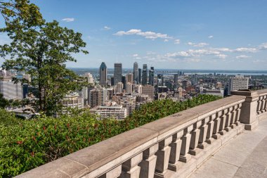 Montreal, CA - 1 Ağustos 2019: Kondiaronk Belvedere 'den yazın gün batımında Montreal' in gökyüzüne bakan turistler.