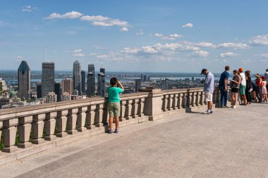 Montreal, CA - 1 Ağustos 2019: Kondiaronk Belvedere 'den yazın gün batımında Montreal' in gökyüzüne bakan turistler.