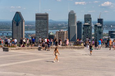 Montreal, CA - 1 Ağustos 2019: Kondiaronk Belvedere 'den yazın gün batımında Montreal' in gökyüzüne bakan turistler.