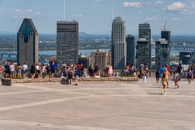 Montreal, CA - 1 Ağustos 2019: Kondiaronk Belvedere 'den yazın gün batımında Montreal' in gökyüzüne bakan turistler.