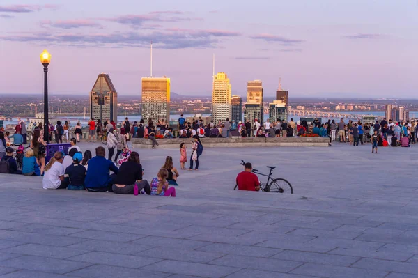 Montreal Julio 2019 Los Turistas Disfrutan Vista Del Horizonte Montreal —  Fotos de Stock