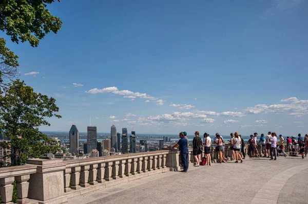 Montreal, CA - 1 Ağustos 2019: Kondiaronk Belvedere 'den yazın gün batımında Montreal' in gökyüzüne bakan turistler.