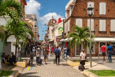 Fort-de-France, FR: 12 Ağustos 2019: Rue de la Republique, Fort-de-France, Martinique, Batı Hint Adaları, ana ticari cadde..