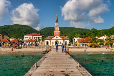 Martinique, Fransa - 19 Ağustos 2019: Petite Anse d 'Arlet köyü, Saint Henri Kilisesi ve dubası.