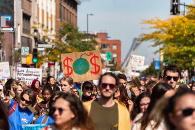 Montreal, CA - 27 Eylül 2019: 500 binden fazla insan Montreal İklim Yürüyüşüne katıldı.