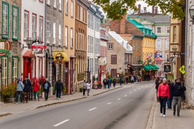 Quebec City, Kanada - 4 Ekim 2019: Rue Saint Louis 'de yürüyen turistler
