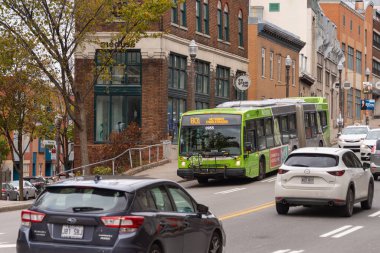 Quebec City, Kanada - 4 Ekim 2019: Cote d 'Abraham' da bir RTC otobüsü.