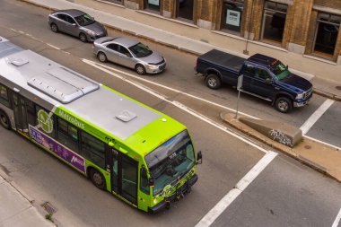Quebec City, Kanada - 4 Ekim 2019: Cote d 'Abraham' da bir RTC otobüsü.