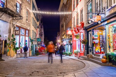 Quebec City, Kanada - 4 Ekim 2019: Eski Quebec City 'de Petit Champlain caddesini ziyaret eden turistler