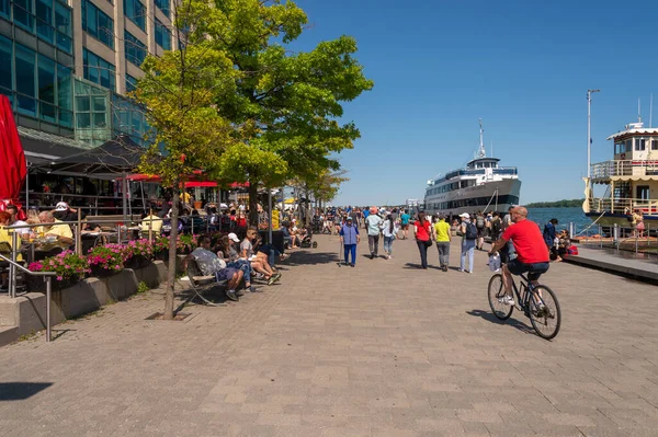 Toronto Canada June 2019 People Enjoying Warm Summer Day Harbourfront — Stock Photo, Image