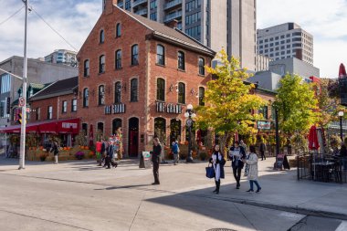 Ottawa, CA - 9 Ekim 2019: William Caddesi 'nde Byward Covered Market yakınlarında yürüyen insanlar