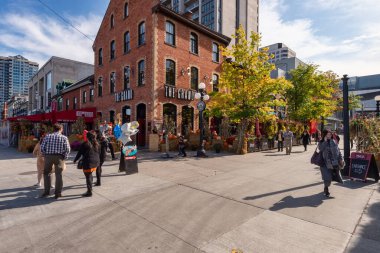 Ottawa, CA - 9 Ekim 2019: William Caddesi 'nde Byward Covered Market yakınlarında yürüyen insanlar